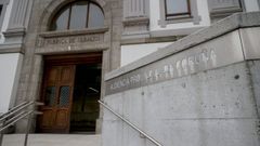 Entrada principal de la Audiencia Provincial de A Coru�a.