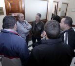 Trabajadores de la ORA expusieron su preocupaci�n a los portavoces. 