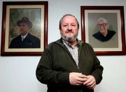 Los antepasados con los que posa Julio Carrasco y la gran bola del mundo que conserva Luis Garc�a-Reboredo son s�mbolo de sus trayectorias empresariales. <span lang= es-es >fotos</span><span lang= es-es > MArtina  miser</span>