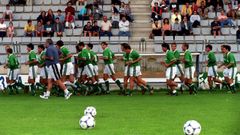 Arteche calentando con los jugadores del Racing en el a�o 1999.
