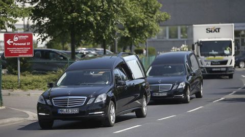 Dos coches fúnebres salen del aeropuerto de Düsseldorf, Alemania.