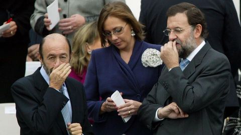Rubalcaba junto a Mariano Rajoy y su esposa durante el desfile militar con motivo del Da de la Hispanidad en Madrid en el 2005