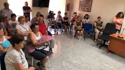 Al pleno acudieron vecinos, fundamentalmente de Parga
