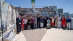 Lula Goce, junto a las autoridades y representantes de los colectivos que participaron en la creaci�n del mural inaugurado este jueves en el espig�n de A Doca.