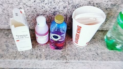 Restos del botellón detectado en la calle Feáns de Santiago en el que una chica de 15 años fue identificada consumiendo jarabe para la tos con Sprite