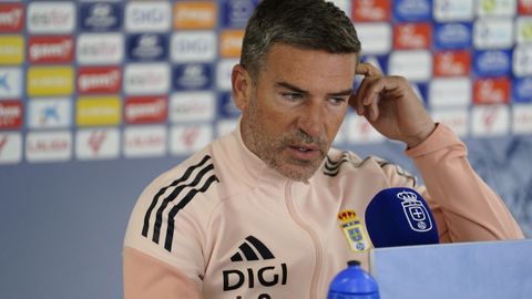El entrenador del Real Oviedo, Luis Carri�n, da una rueda de prensa