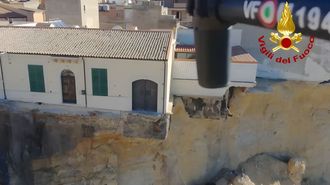 Una biblioteca suspendida en el vac&iacute;o en Niscemi (Italia).