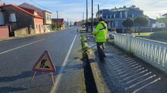 Trabajos delimpieza de acerasdentro del plan de barrios en Valn.