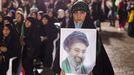 Una ni�a iran� sostiene un retrato del l�der supremo en una manifestaci�n en Teher�n.