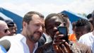Matteo Salvini, viceprimer ministro y titular de Interior, se hace una foto con un inmigrante durante su visita a un campamento en la regi�n de Calabria