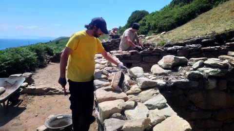 Trabajos de consolidacin de estructuras romanas en Castelo dos Mouros, en la isla de Ons