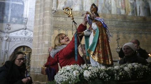 Decenas de personas participaron en el ritual de pasar las cintas por la imagen de San Blas para protegerse de los males de garganta