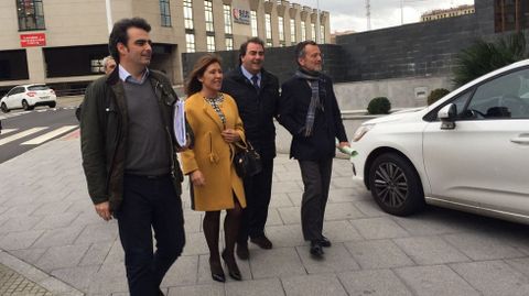 Carlos Negreira junto a Diego Calvo, Beatriz Mato y Agustn Hernndez entrando en el Hotel Attica 21 