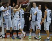 Los jugadores del Breog�n se saludan antes de un tiempo muerto en el Pazo. 