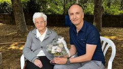 El regidor de Arz�a junto a la nueva centenaria, su abuela Mercedes.