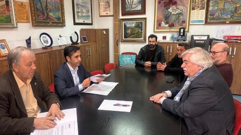 El alcalde, Jos� Manuel Rey Varela, y el concejal de Obras e Servizos, Jos� Tom�, (izda.) se reunieron este jueves con el presidente vecinal, Rafael Leira, y otros directivos de la asociaci�n del Ensanche A.
