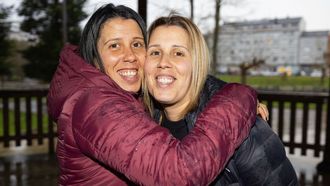 Marta y Carlota son de Carballo y tienen 38 a�os