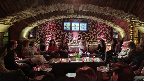 Imagen de un&nbsp;&laquo;Death Caf&eacute;&raquo; durante su primera temporada en el pub Modus Vivendi de Santiago