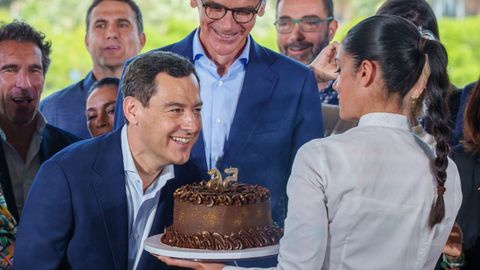 Cumplea�os feliz. El presidente del PP de Andaluc�a y candidato a la reelecci�n, Juanma Moreno, tuvo una sorpresa tras un acto electoral en Sevilla: una tarta por su 56 cumplea�os. Ayer se conoci� que canta en la sinton�a de su campa�a