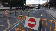 Calle Reina Victoria, en Pontevedra, cerrada al tr�fico para dar servicio al IES S�nchez Cant�n