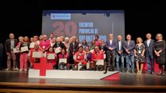 Foto de familia de los voluntarios, los responsables de Cruz Roja y las autoridades: el delegado de la Xunta, Manuel Pardo; el teniente de alcalde de O Barco, Tino Alonso; el subdelegado del Gobierno, Lalo Santos; y la diputada provincial por Valdeorras, Mara del Carmen Gonzlez. 