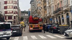 Los bomberos desplegaron la escalera para acceder al tercer piso del nmero 8 de la calle Ferrol