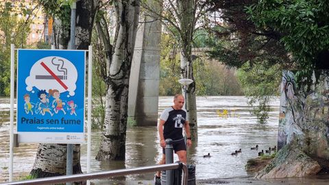 El Miño, desbordado a su paso por Ourense. Playa de la Antena