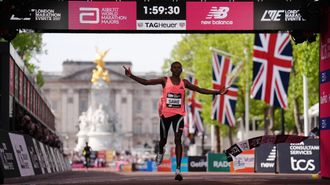 Sabastian Sawe, en el momento de cruzar la meta de la marat�n de Londres. Europa press