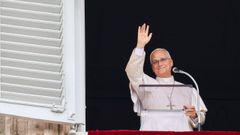 El Papa Le�n saluda mientras dirige la oraci�n del �ngelus desde una ventana del Palacio Apost�lico