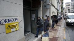 Gente esperando para acceder a una oficina de Correos en Lugo el pasado mes de marzo