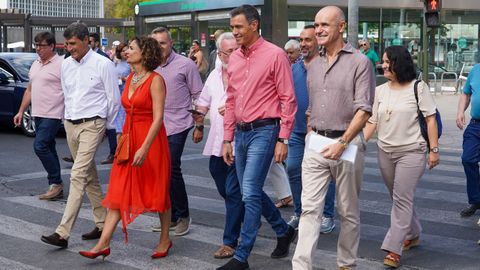 Pedro Snchez visita las obras de ampliacin del tranva de Sevilla junto al alcalde de de la capital hispalense, Antonio Muoz, y la ministra de Hacienda, Mara Jess Montero