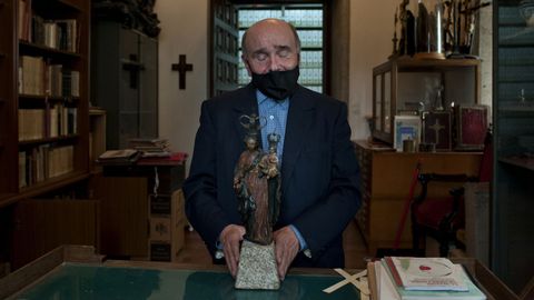 El can�nigo y bibliotecario de la colegiata muestra una imagen de la virgen del Rosario que �l mismo escondi� por temor a que el vaciado de la imagen destruyera la policrom�a
