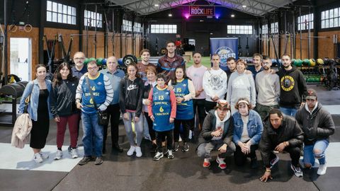 Foto de familia de la presentacin del acuerdo del COB con los equipos de baloncesto de cuatro entidades que trabajan con personas con diversidad funcional.