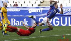 Toche Casto Real Oviedo Alcorcon Carlos Tartiere.Toche, en una accion con Casto