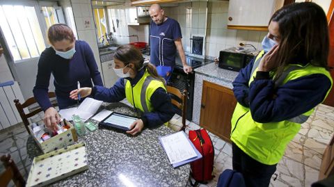 Reportaje con las enfermeras Sonia Garca y Blanca Luaces del equipo de soporte de atencin domiciliaria con base en Arcade. Primera parada para visitar a Victoria una anciana de 84 aos en Cortegoso, A Lama