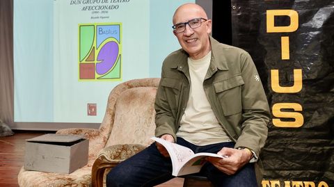 Ricardo Vigueret, coa sa obra sobre os 40 anos de Badius 