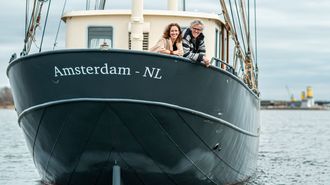 Isabel y Harry en el Marie, el barco creado por ambos y en el que hacen traves�as y dan formaci�n en las r�as Baixasy otras zonas de Europa.