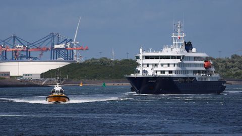 El MV Hondius llegando para su desinfecci�n al puerto de Rotterdam.