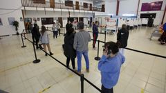 Ciudadanos haciendo cola en las instalaciones de FIMO para vacunarse