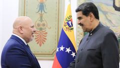 El fiscal de la Corte Penal Internacional Karim Khan, con el presidente Nicols Maduro, en el palacio de Miraflores, en Caracas