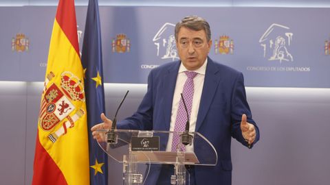 El portavoz del PNV, Aitor Esteban, en una rueda de prensa en el Congreso.