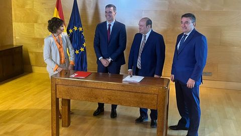 Momento de la firma entre Pedro Snchez y Andoni Ortuzar tras el acuerdo entre el PSOE y el PNVpara la investidura