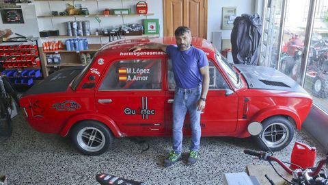 Antonio Amor junto al 1430 con el que corre ralis, con Marcos Lpez de copiloto