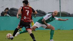 Javi Celes intenta frenar a un futbolista del Lal�n.