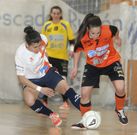 Peque se lleva el bal�n ante la alicantina Sara Naval�n en el partido del s�bado (3-1). 
