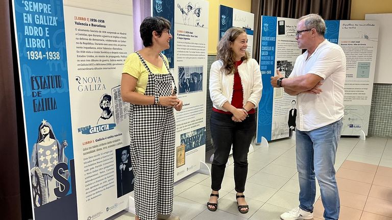 O alcalde da Pobra do Brolln, Jos Luis Maceda, e a responsable da rea de Cultura da Deputacin, Iria Castro (centro) na presentacin da exposicin