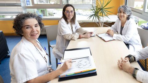 Imagen de este ao de tres de las integrantes del equipo de la Unidade de Condutas Aditivas de Carballo: Natalia Docampo, trabajadora social; Lourdes Surez, directora y psicloga, y Mercedes Paredes, enfermera. Adems, hasta la primavera haba un psiquiatra puesto que ahora ocupa una colega. La futura integracin en el Sergas no afectar a su lugar de trabajo y atencin a los usuarios, en el antiguo ambulatorio de Carballo, de titularidad municipal y adscrito al rea social del Concello. Son ya 31 aos de trabajo.