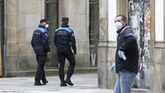 Patrulla de la Polic�a Local inspeccionando la v�a p�blica