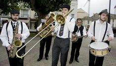 Antes del concierto, ayer un pasacalles musical para animar a la gente, arranc� el jazz. 