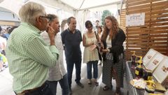 El alcalde, Fernndez Lores, con miembros de la organizacin de la Meleira este lunes. 